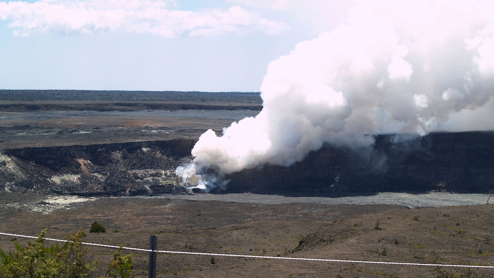 Stunning view on the kaka Falls & Kilauea Volcano tour in Hawaii 