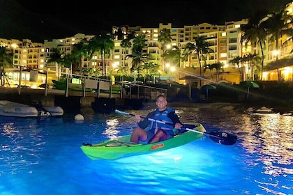 美属维尔京群岛法国人湾码头万豪酒店的夜间照明皮划艇