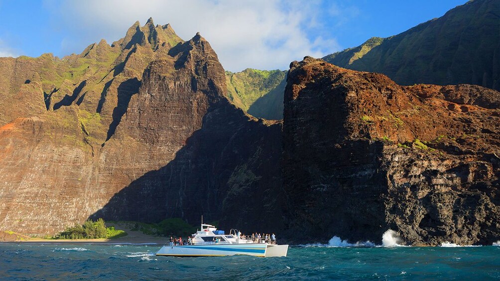 Cruise along coast of Hawaii