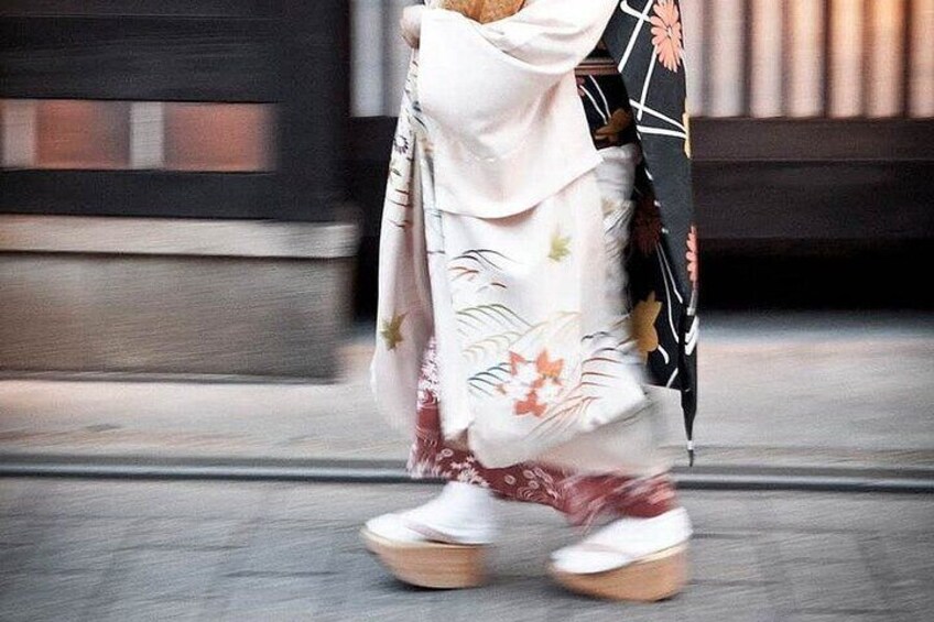 Gion walking tour "Explore Gion and discover the arts of geisha"