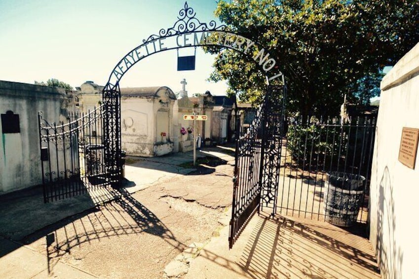 Garden District and Lafayette Cemetery Guided Walking Tour
