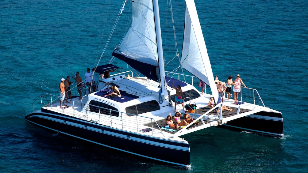 Group view of the Catamaran Sail & Snorkel Tour in Hawaii 