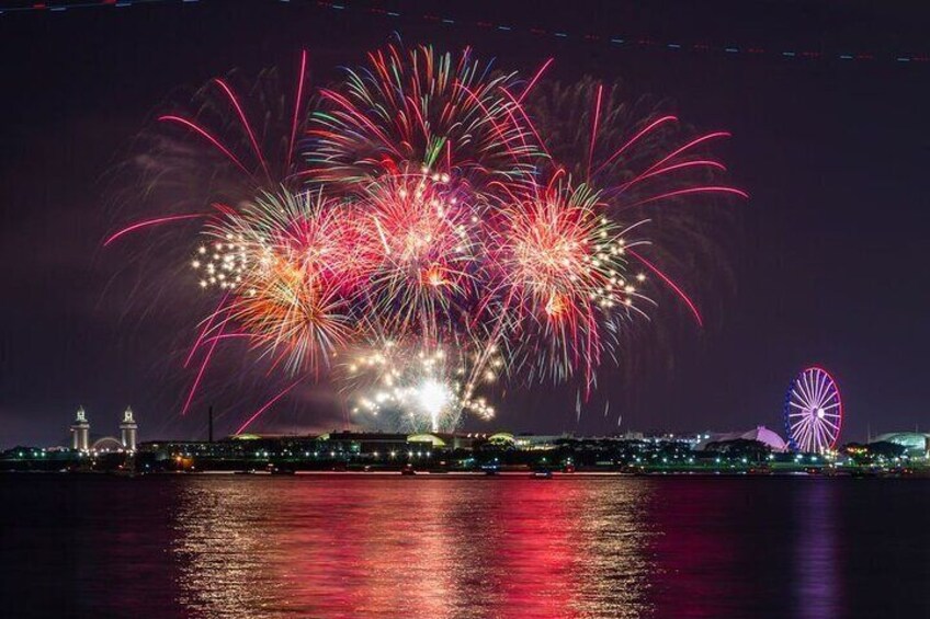 Lake Michigan Fireworks Tiki Bar Cruise from Chicago Riverwalk