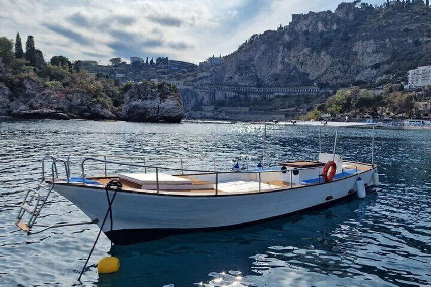 Sicilian wine tasting on the boat in Taormina