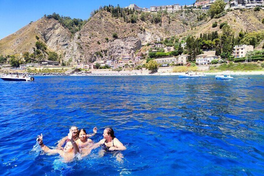 Sicilian wine tasting on the boat in Taormina