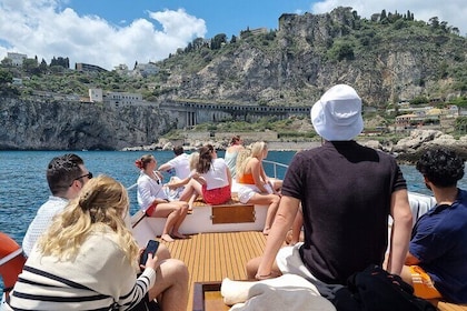 Sizilianische Weinprobe auf dem Boot in Taormina