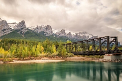 Lytt til en turguide mens du kjører og går med vår Discover the Rockies-pak...