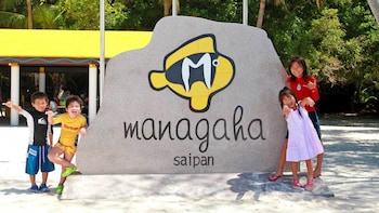 Day Trip to Mañagaha Island with Transportation, Banana Boat & Parasailing