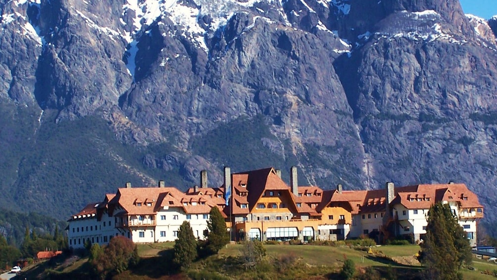 Hotel at the foot of a mountain in San Carlos de Bariloche