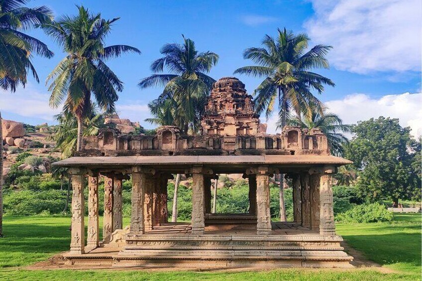 Highlights of Hampi (Guided Halfday Sightseeing Tour by Car from Hosapete)