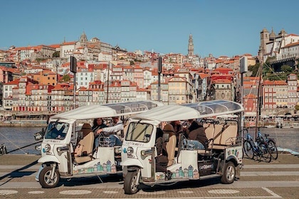 Descubre los puntos destacados de Oporto en un Tuk Tuk eléctrico privado de...