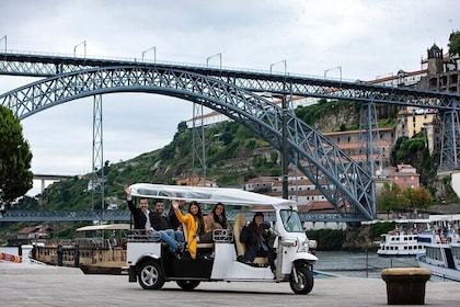 Visite privée en tuk-tuk électrique du Porto historique