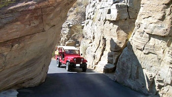 Indian Canyons Jeep & Hiking Tour