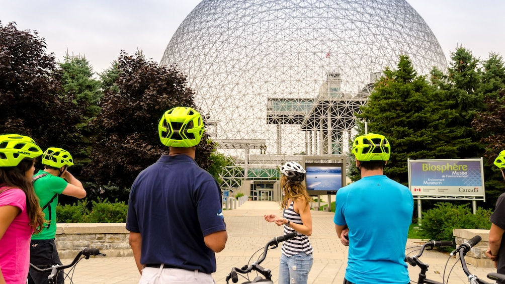 Charger l’élément 5 sur 5. Day view of a group enjoying a scenic cycling tour in Montrea