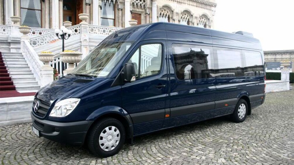 Tour van in Istanbul