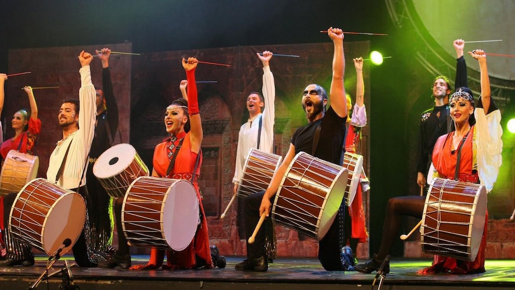 Foto 1 von 5 laden Drummers in Fire of Anatolia show