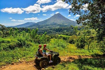 アレナル火山のラ フォルトゥナでの ATV ガイド付き体験。