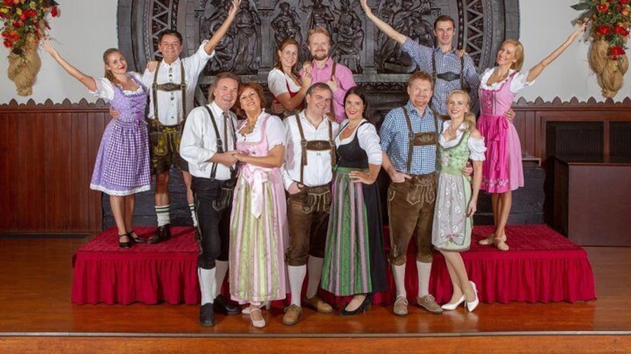 Skip the Line: Austrian Dinner Show Ticket in Vienna