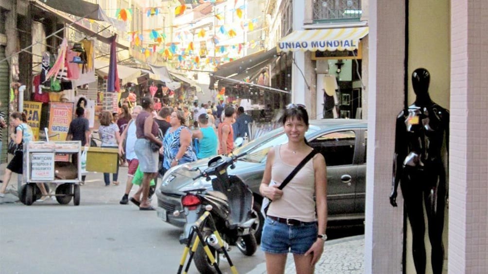 Woman on the Saara Shopping District Tour in Rio de Janeiro