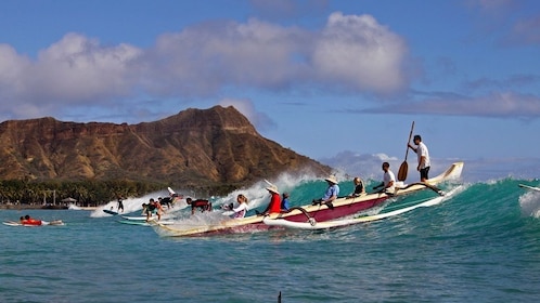 โต้คลื่นเรือแคนู Waikiki Outrigger