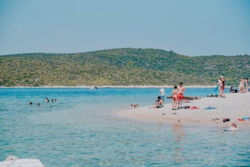 Blue lagoon beach, coctail, sun and beautiful sea Providenca experience