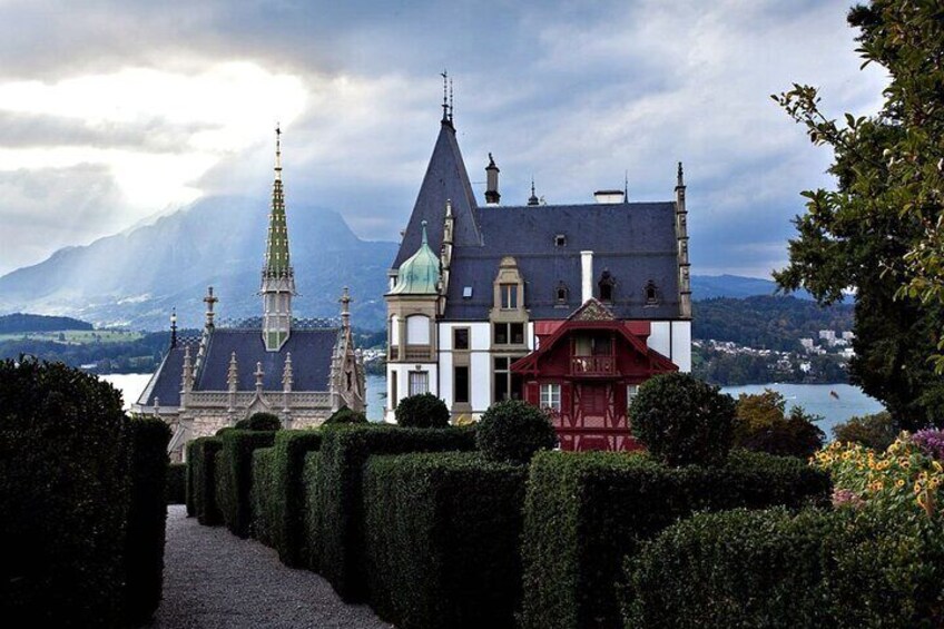 Beautiful villa at the shore of Lake Lucerne 