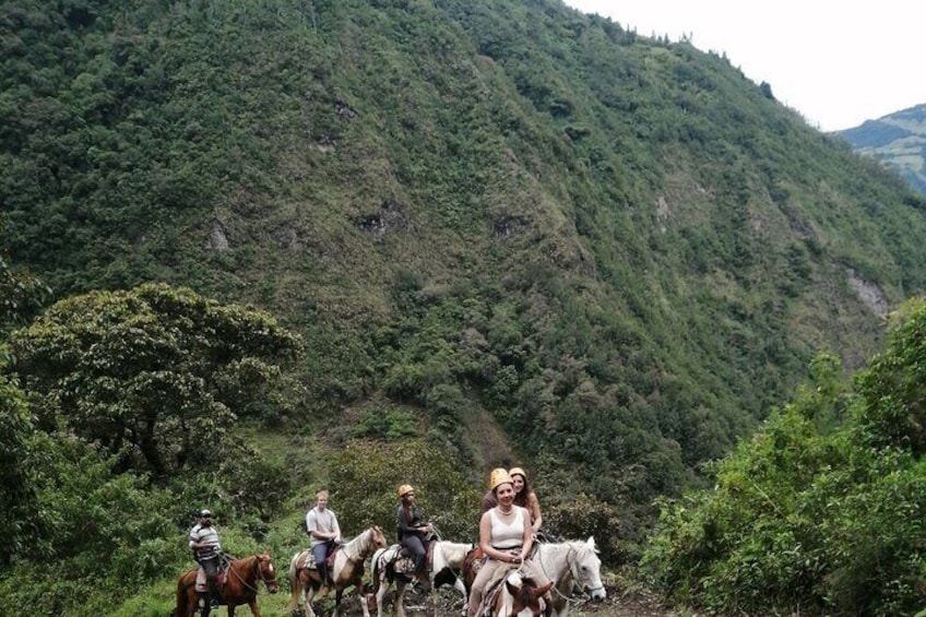 2 Hours Small-Group Horseback Riding Experience in Banos