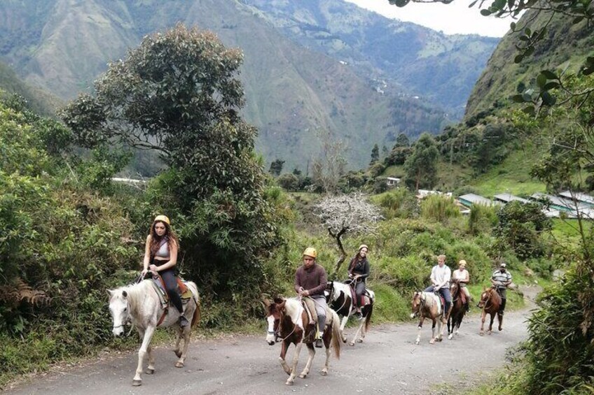 2 Hours Small-Group Horseback Riding Experience in Banos