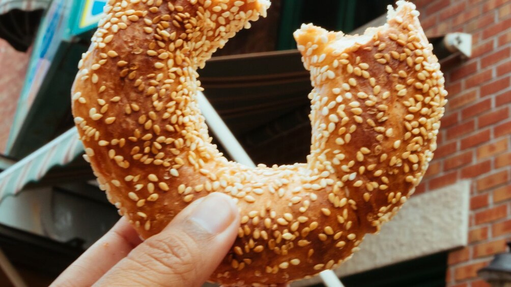 Apri foto 3 di 5. close up of a bagel