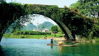 Li River Cruise to Yangshuo with Delectable Lunch