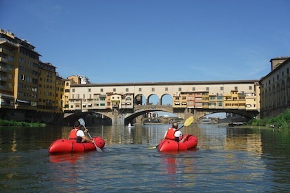 Paddla kajak på floden Arno i Florens under bågarna i Pontevecchio