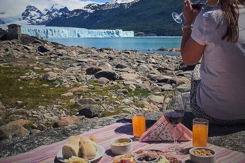 Lunch at the Argentino Lake Beach