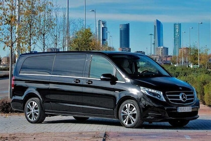 3-Hour Panoramic Tour of Madrid in Mercedes Viano with Guide