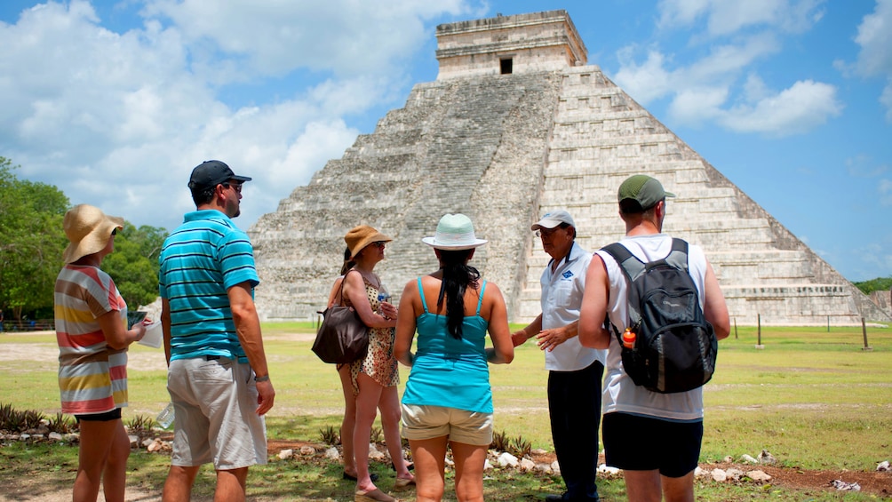 Chichen Itza ruins tour group 