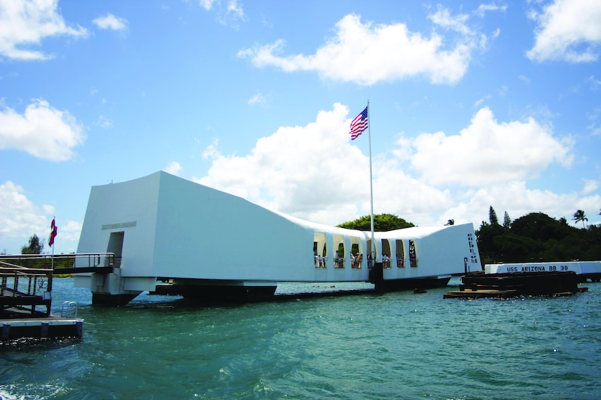 Pearl Harbor WWII Heroes Tour with Airfare to Oahu from Kona