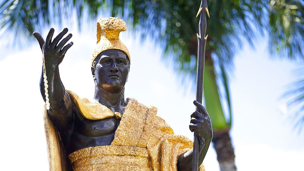 Black and gold sculpture of a warrior in Hawaii 