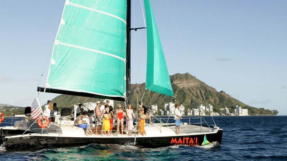 Sailing group in Oahu
