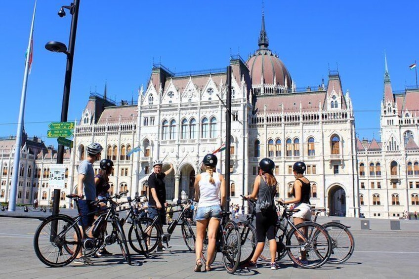 E-bike tour at the Parliament