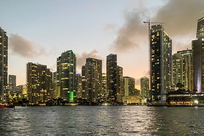 Pelayaran Malam Hari Miami Skyline di Teluk Biscayne dengan kapal pesiar me...