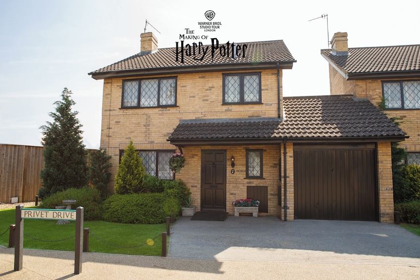 Warner Bros. Studio – The Making of Harry Potter Fully Guided Tour by Train