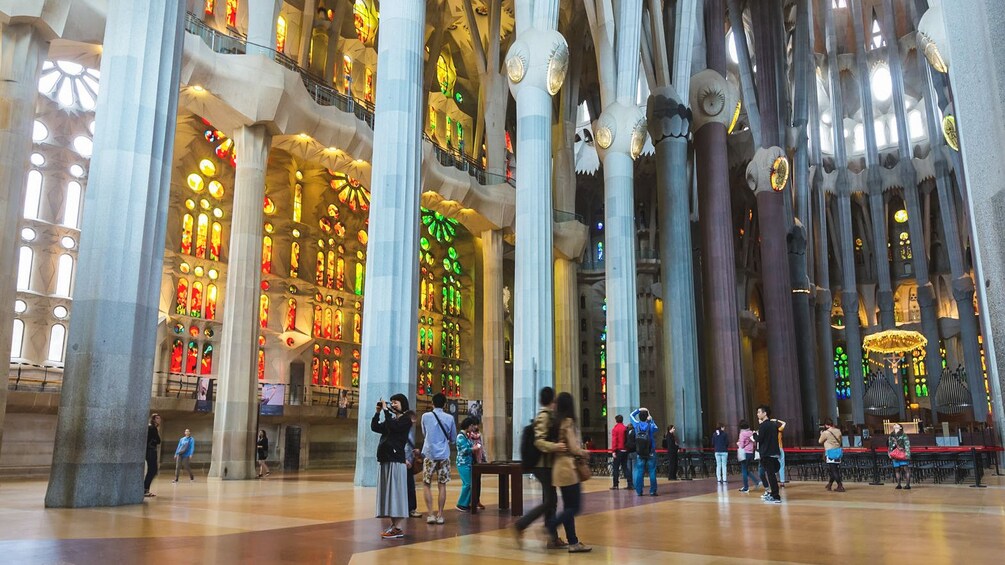 Foto 5 von 10 laden Interior view of Sagrada Família church.
