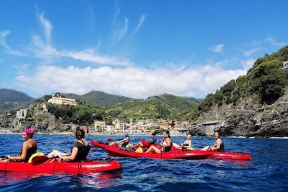 Experiencia en kayak con Carnassa Tour en Cinque Terre + Snorkeling