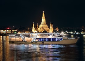 Shangri-La Hotel's Deluxe Buffet Dinner Cruise