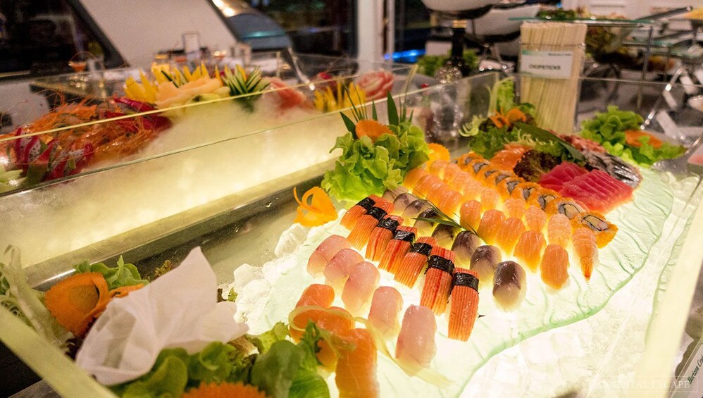 Shangri-La Hotel's Deluxe Buffet Dinner Cruise