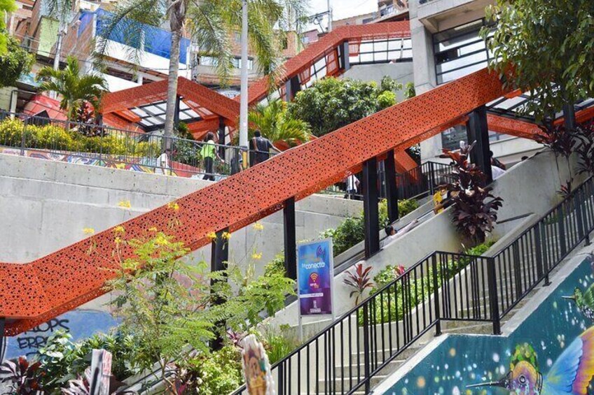 Private City Tour of Medellin with Metro, Metrocable and Commune 13