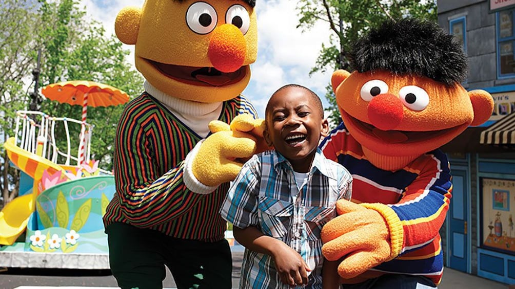 Carregar foto 3 de 10. Boy laughing with costume characters in Sesame Place