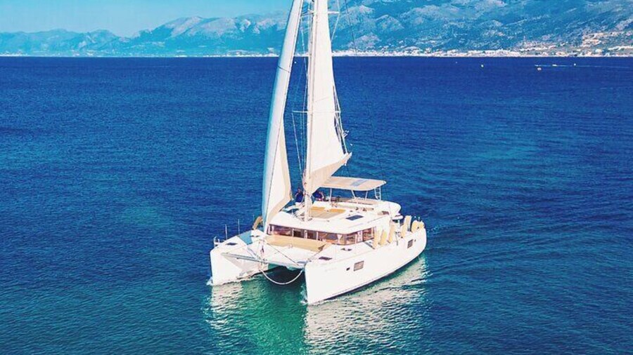 Rethymno: Sailing Catamaran Cruise with Meal & Drinks