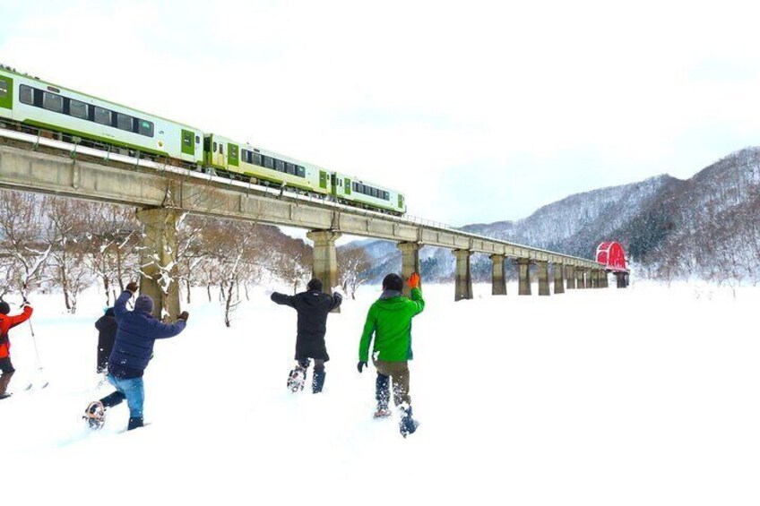 春は雪解け水で埋まってしまう陸の上を”カンジキ”を履いてどこまでも。