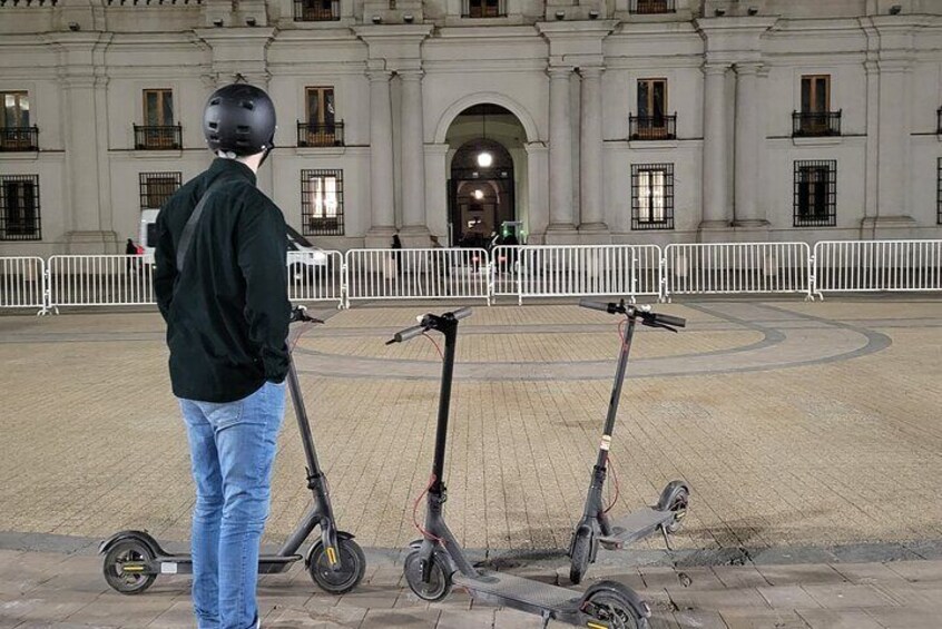 Tourist appreciating the presidential palace "La Moneda"