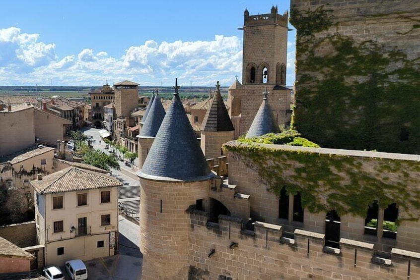 Tour of Olite and the royal castle with lunch.